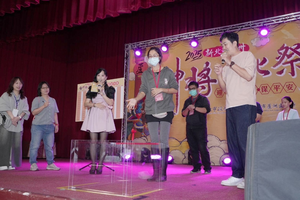 圖▲擲筊挑戰賽現場氣氛熱烈,民眾踴躍參與,最終由擲出11個聖筊的參賽者奪得冠軍。