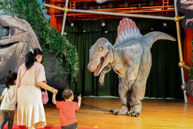 圖文：全台樂園唯一《恐龍見面會》，在園區內與遊客進行互動實境體驗。