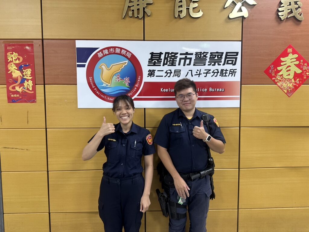 八斗子所警員邱宜庭(左)、胡品宏（右）。(圖/記者薛秀蓮 翻攝)
