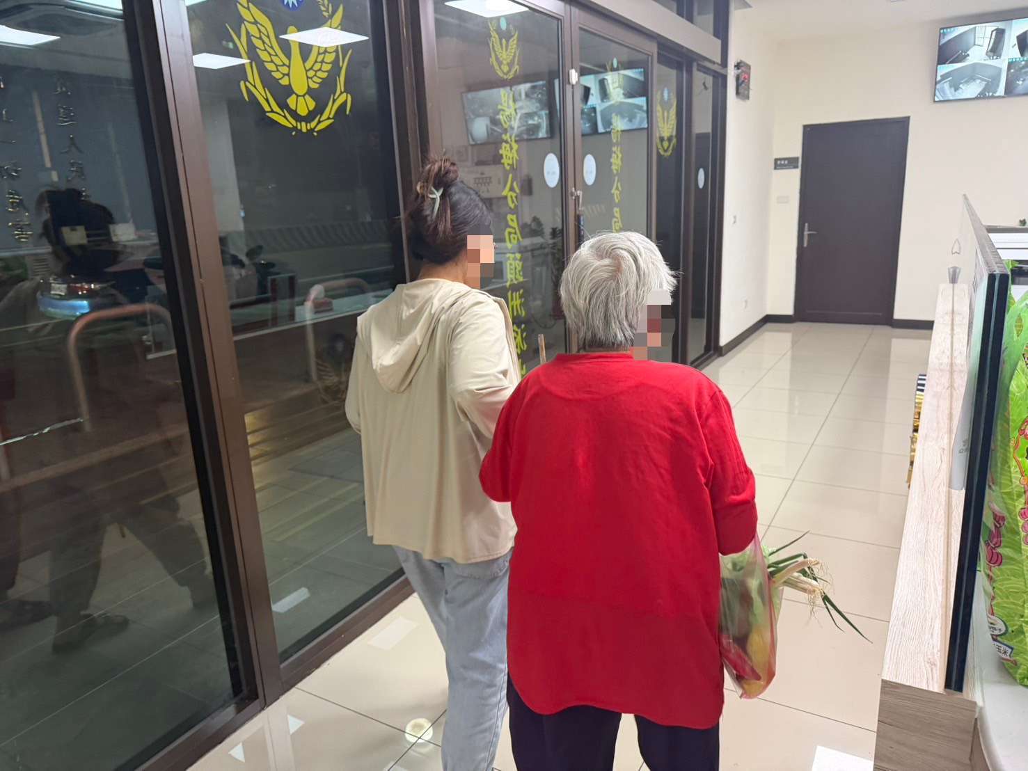高齡婦1原因徘徊路旁 楊梅警暖心助她返家 S 77471836 0