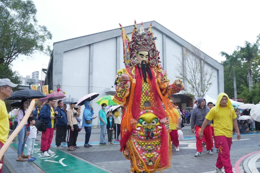 圖▲「2025新北市蘆洲神將文化祭」威風凜凜的神將在活動現場國立空中大學巡遊,吸引眾多民眾駐足圍觀。(圖/澄昕國際提供)