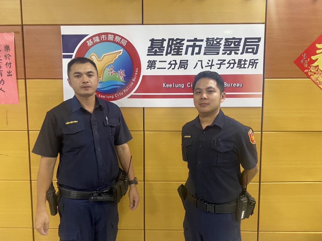 萌犬黑柴走失街頭 基二警熱心助平安返家 八斗子分駐所警員黃柏鈞(左)、警員莊榮臻(右)。(圖/記者薛秀蓮 翻攝)