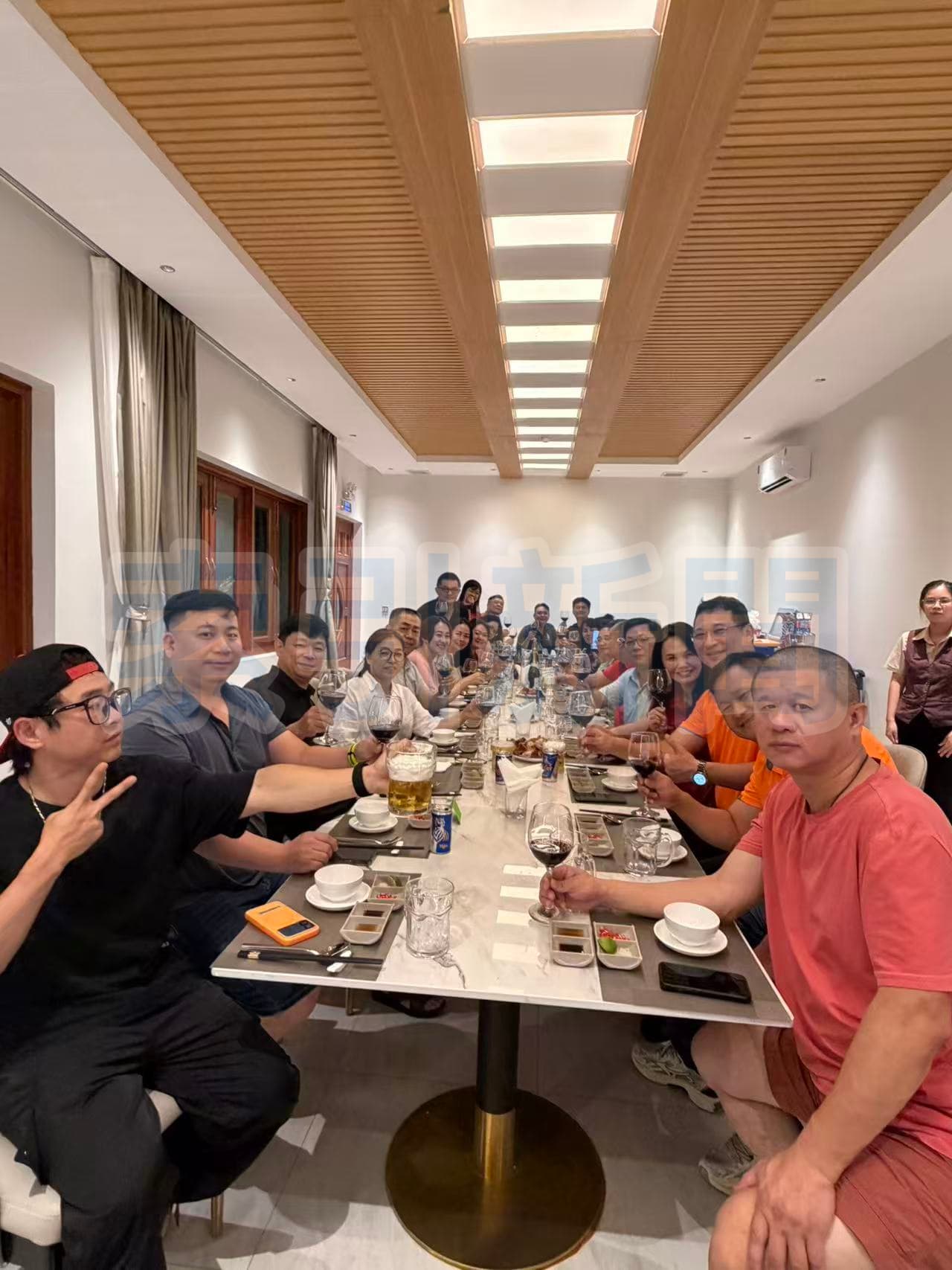 從湄公河到會議桌:2025 安江朱篤薄遙BNI商務交流團 圖說:商務圓桌晚宴上,金融、製造、廣告行銷與旅遊等產業代表齊聚一堂舉杯交流,就跨境投資、供應鏈合作與觀光商機進行面對面深度對話(圖由越南全富佳旅行社提供)