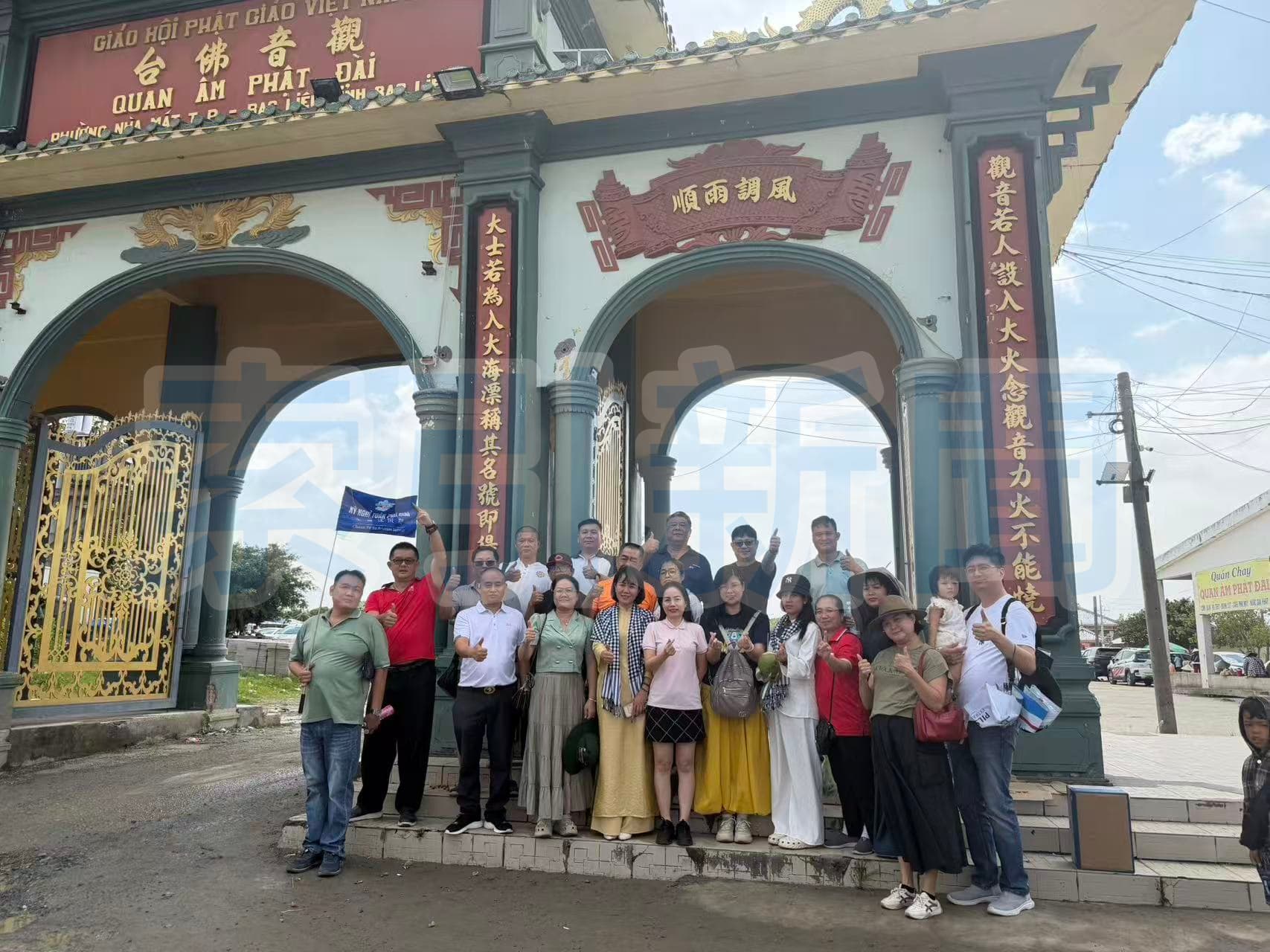 從湄公河到會議桌:2025 安江朱篤薄遙BNI商務交流團 圖說:第三天行程中,考察團來到薄遙當地知名的南海觀音寺,在莊嚴牌樓前合影留念,一邊感受佛教信仰與在地社群緊密相連的文化氛圍,一邊為這趟安江—朱篤—薄遙商務旅遊交流畫下溫暖句點(圖由越南全富佳旅行社提供)
