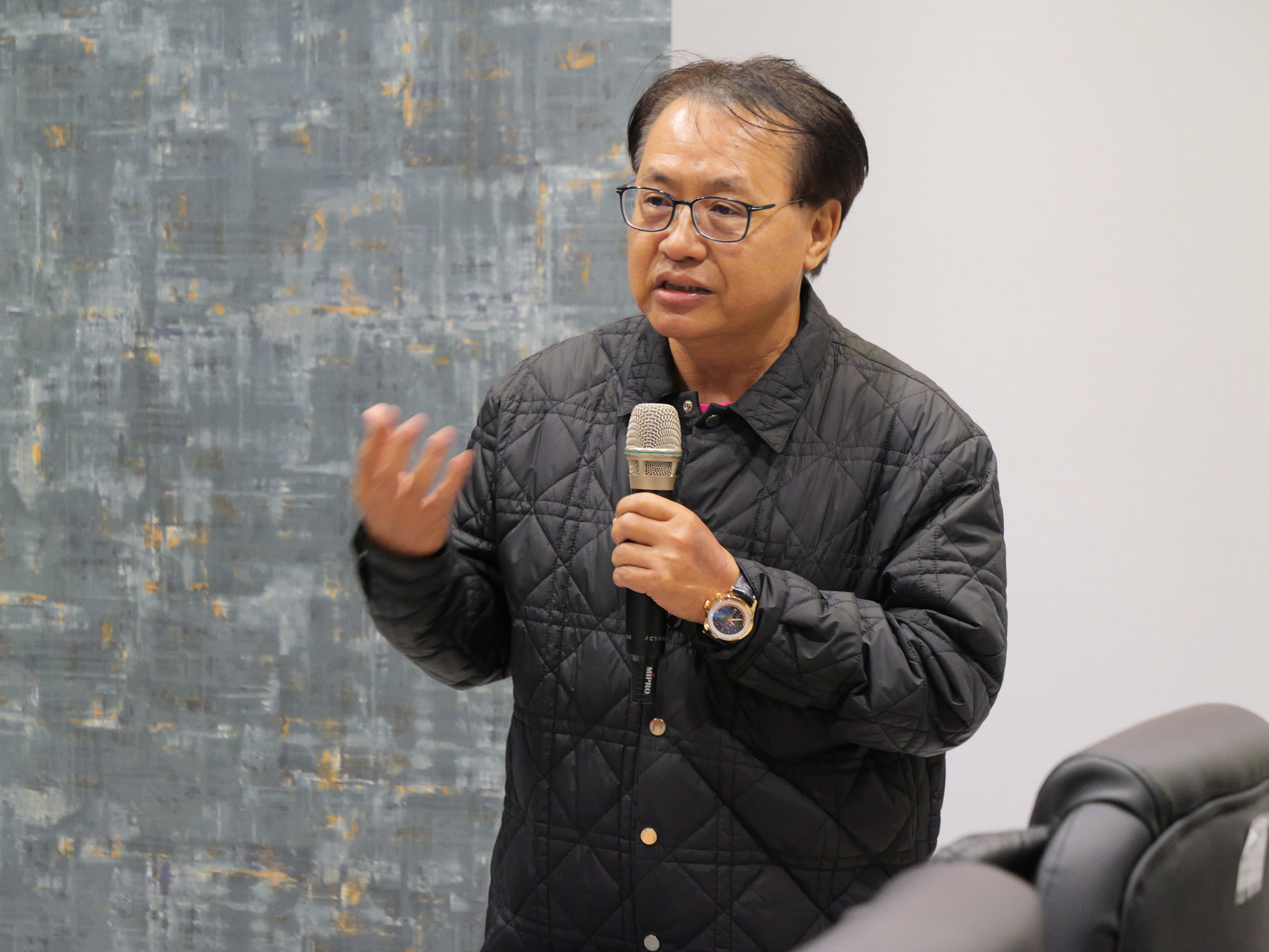 門諾基金會董事長周朝國致詞感謝臺科大-EMBA-學聯會支持偏鄉送藥計畫 - 報新聞 Mega News