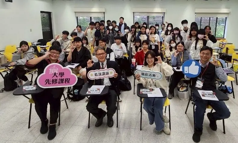 基隆市立高中開啟與國立政治大學多元選修課程合作。微課程專班，由國立政治大學提供經濟、教育、日文、大眾傳播等四個學系的豐富學習課程，