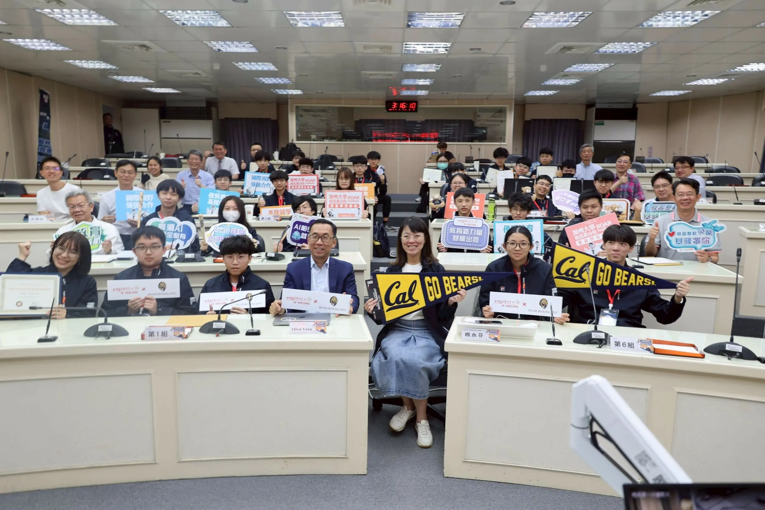 基隆市政府今年再度與美國加州大學柏克萊分校合作，推動AI程式設計課程。