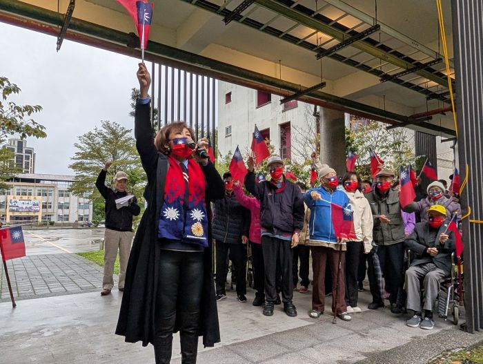 《圖說》板橋榮家主任陳桂美帶領高呼愛國口號。〈板橋榮家提供〉
