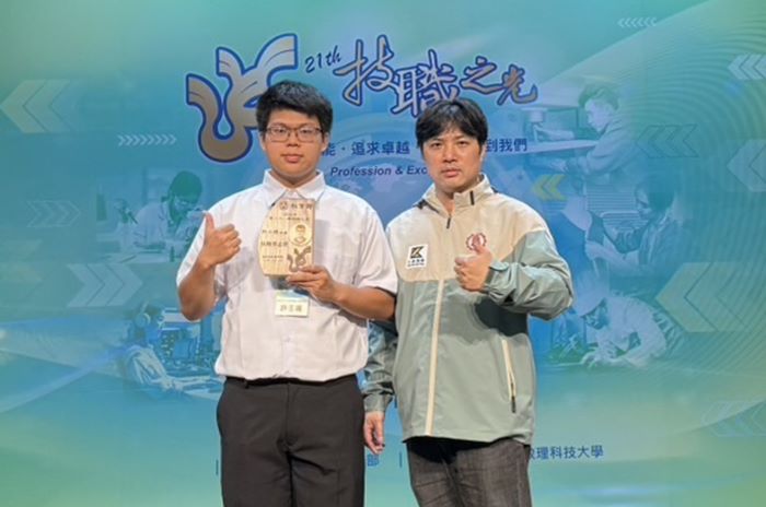 《圖說》三重商工許壬瀧同學(左)獲得技職之光。〈教育局提供〉