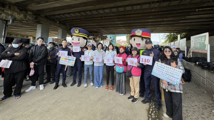 《圖說》 秀山派出所員警宣導遇到危險時的應對四原則:1、跑。2、躲。3、戰。4、報警,保障自身安全。〈中和分局提供〉