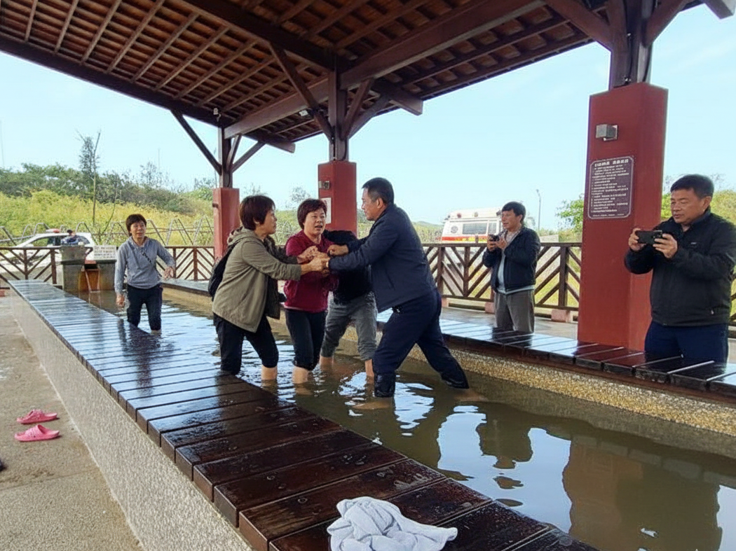 2對夫妻在公共泡腳池旁,疑因位子分配及水質衛生問題爆發口角,最終演變成2男2女在池邊扭打拉扯的混亂場面。
