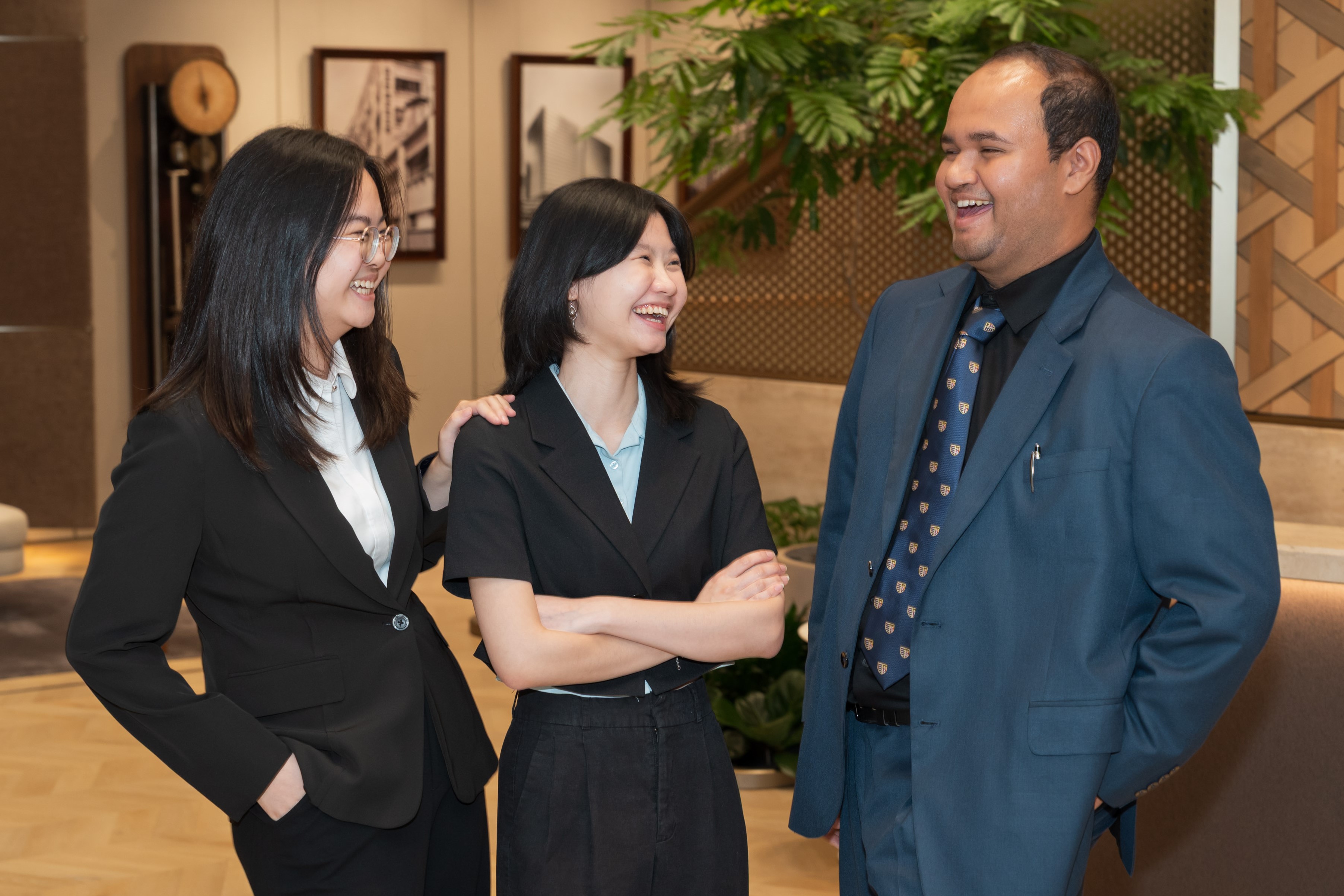 2025/26年度「香港生命科學獎學金計劃」得獎者（左起）戴泳妍、Rachelle及Rayan，交流投身生命科學的志向，及對參與香港生命科技青年會重點計劃的希冀。